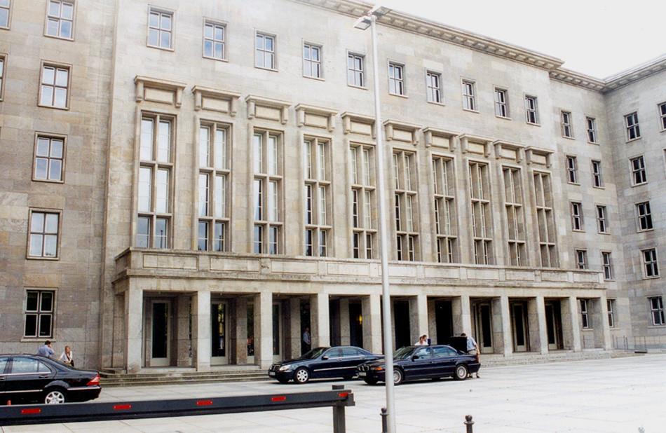 DAX Falls to 25,067 as Oil Prices Spike Berlin Heating Costs