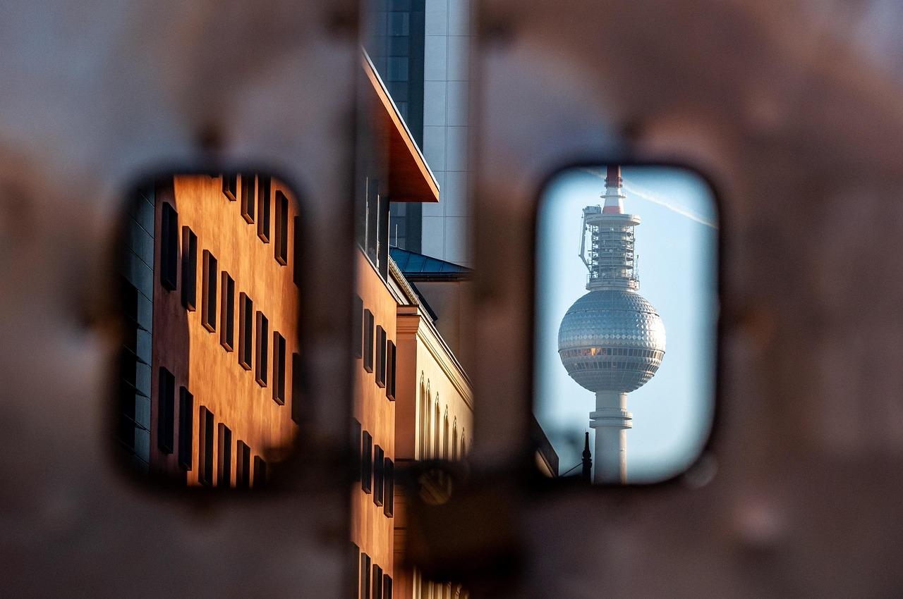 Visitors Discover Berlin's Best Sunday Spots: Historic Galleries and Parks